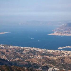 sicilyada binlerce kisi italya ile sicilyayi baglayacak kopruyu protesto etti NvCIWGk3