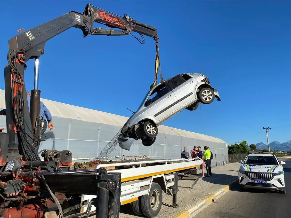 antalyada kaza otomobil muz serasina carpti Ki27tnWR