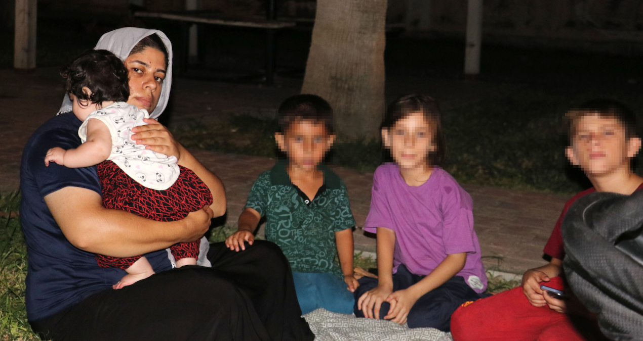 evini lagim suyu basti 4 cocuguyla sokakta kaldi VHOKNKO9