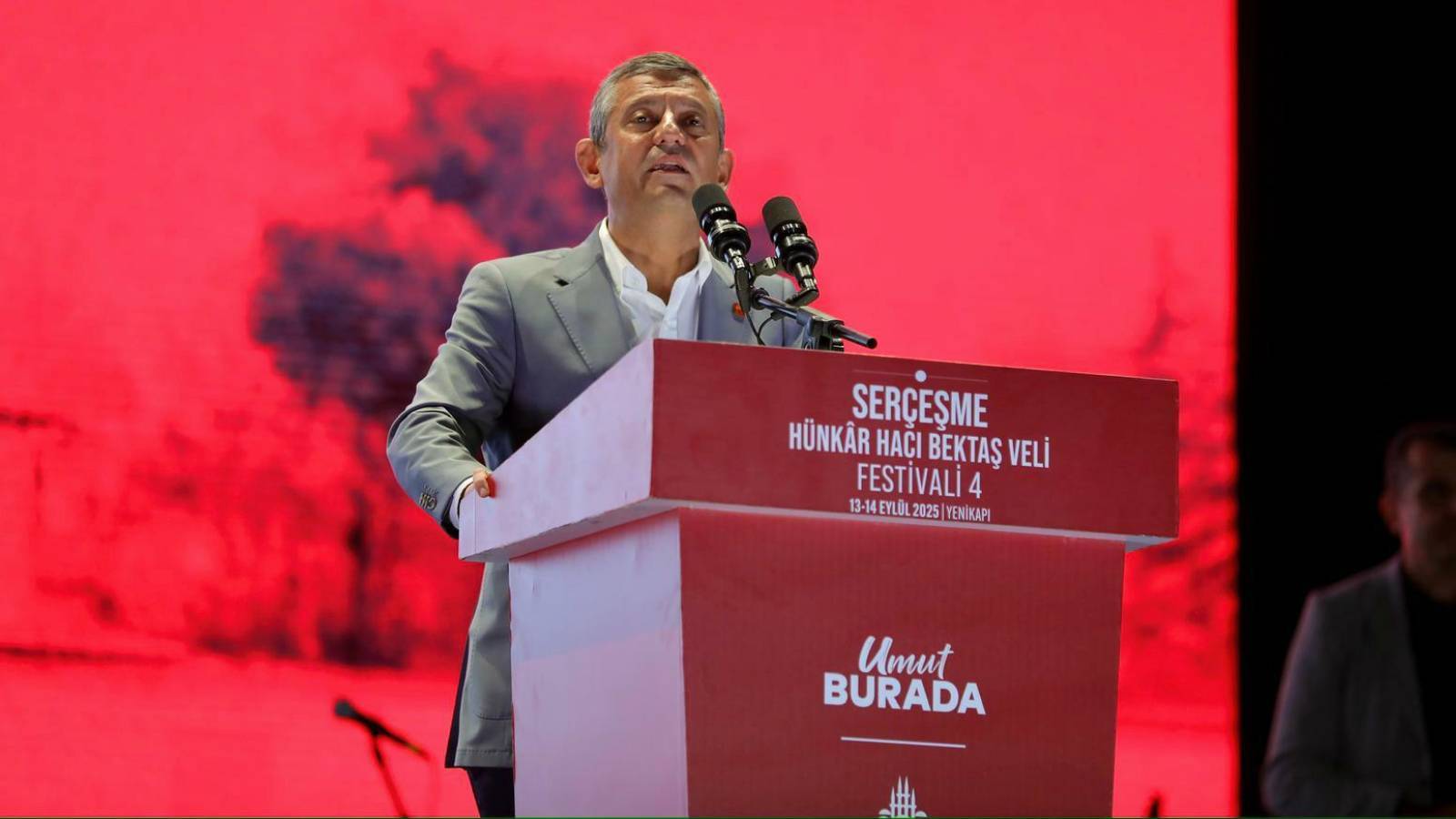 ozgur ozelden erdogana gonderme bu ulke bir olalim iri olalim diri olalim sozunu laf olsun diye soyleyenlerle degil bunun geregini yapanlarla kurtulacak EXEHYFzR