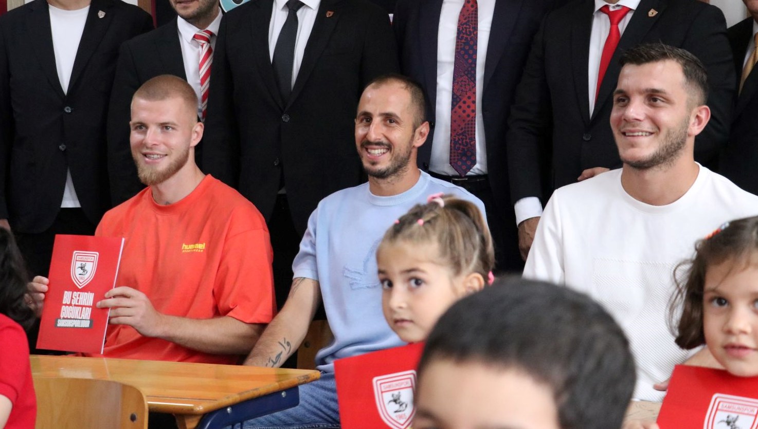 samsunsporlu futbolculardan ogrencilere ziyaret KzdzFBxK