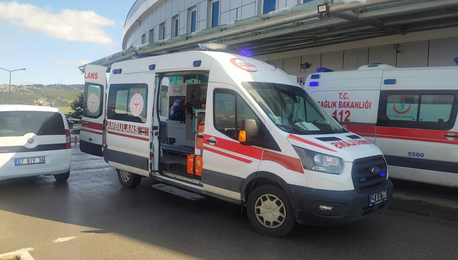 yolun karsisina gecen anne ve ogluna otomobil carpti J2zANacN