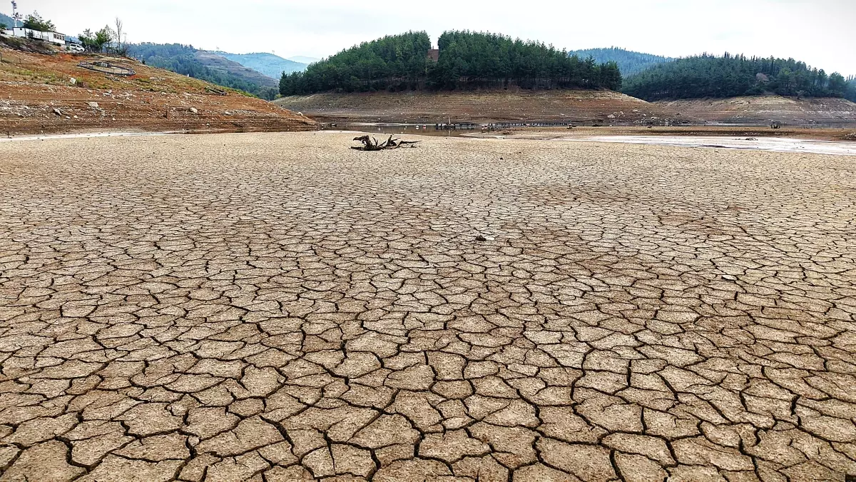 bursadaki felaket havadan goruntulendi barajlarda bir damla su yok Ydbypl8g.jpg