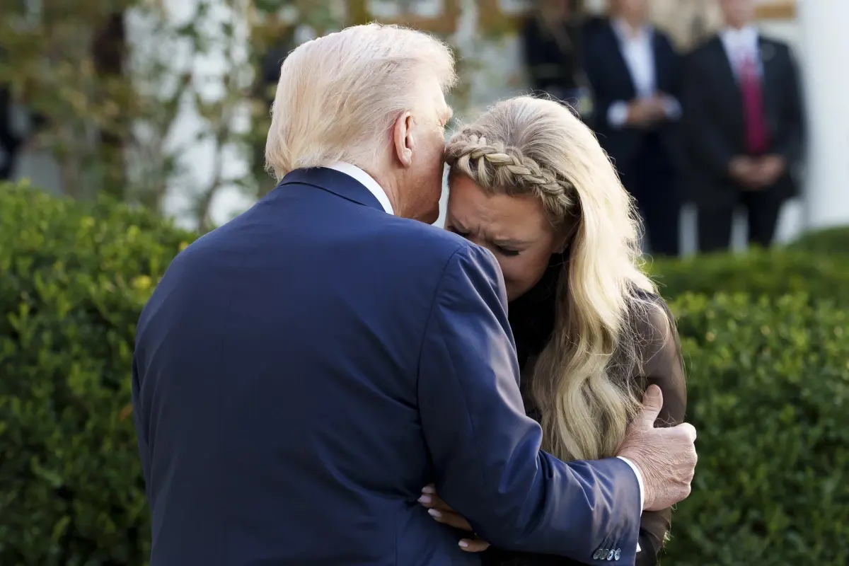 trump hayatini kaybeden aktivist kirke giyaben madalya verdi Bd7f2MEQ.jpg