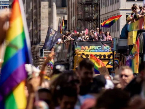 Berlinde lgbt yuruyusu yakininda arac kalabaliga daldi cok sayida yarali VpRkdUJk