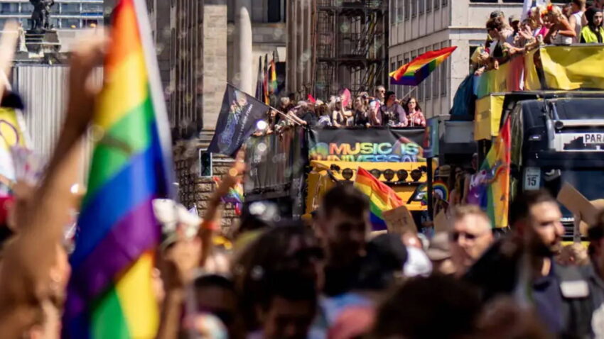Berlinde lgbt yuruyusu yakininda arac kalabaliga daldi cok sayida yarali VpRkdUJk